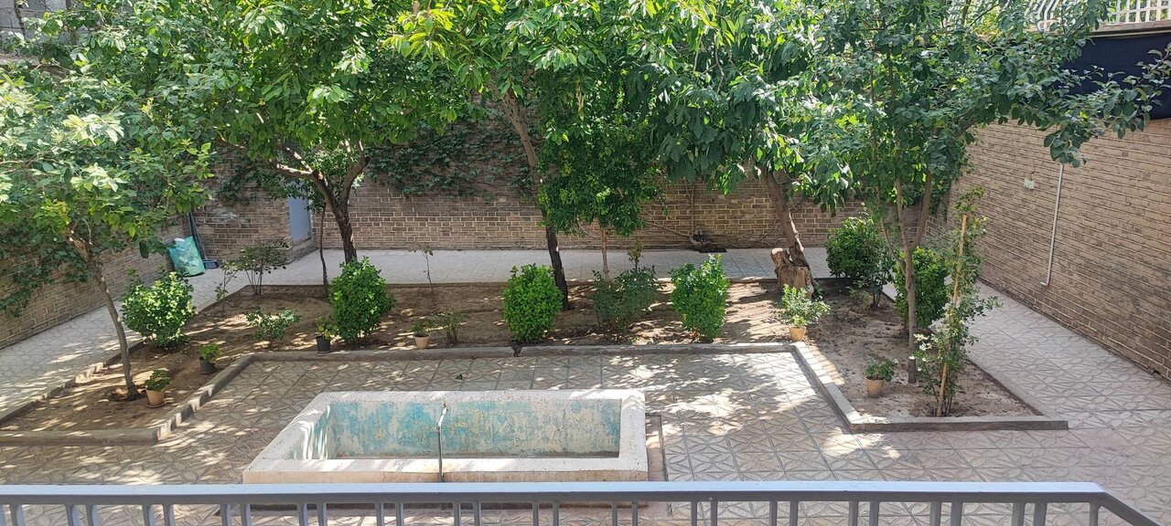 ببینید | تصاویر اختصاصی همشهری از خانه رهبر انقلاب در مشهد؛ از باغچه انجیر تا قاب یک حکم تاریخی
