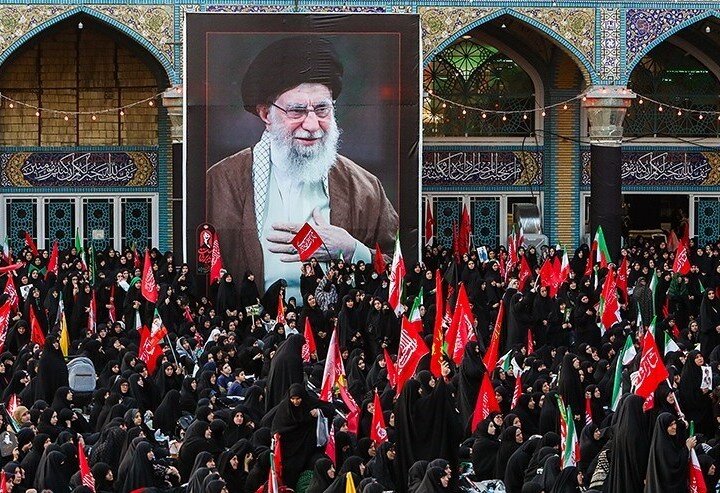 سفرت به خیر آقا/ تصاویری از وداع حماسی مردم قم با پیکر مطهر رهبر شهید و خانواده ایشان