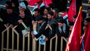 سنگ تمام دلدادگان و زائران برای امام شهید در نجف اشرف | پرچم‌های سرخ عراق نیز نماد خونخواهی است