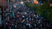 تصویر رهبر شهید انقلاب در دستان مردم عراق | نجف به احترام رهبر شهید به پا خاست