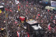لحظه ورود خودرو حامل پیکر مطهر امام شهید به صحن حضرت زهرا (س)