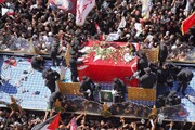 نمای نزدیک از کامیون حمل پیکر رهبر شهید در نجف؛ جایی که آسمان به زمین نزدیک شد