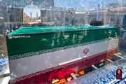 لحظه انتقال پیکر رهبر شهید از خودرو به روی دستان مردم عراق؛ ببینید