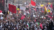 حضور مرجع تقلید شیعیان کربلا در مراسم تشییع پیکر رهبر شهید انقلاب + فیلم