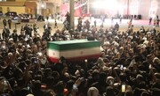 حضور پرشمار مردم در کربلا مسیر خودروی حامل پیکر رهبر شهید را کند کرد