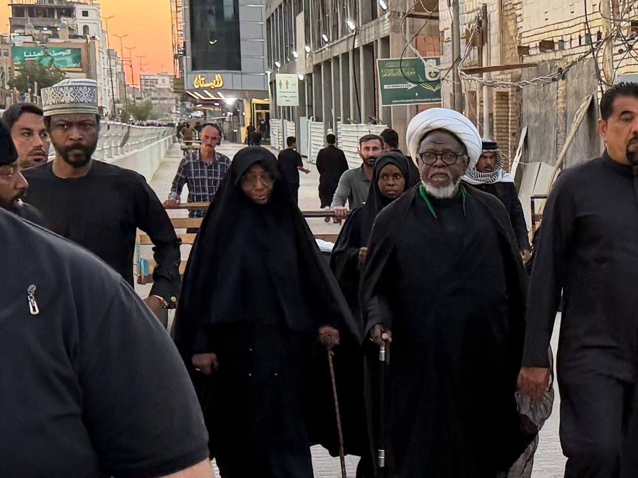 تصویری از شیخ ابراهیم زکزاکی و همسرش در بین عزاداران رهبر شهید در نجف