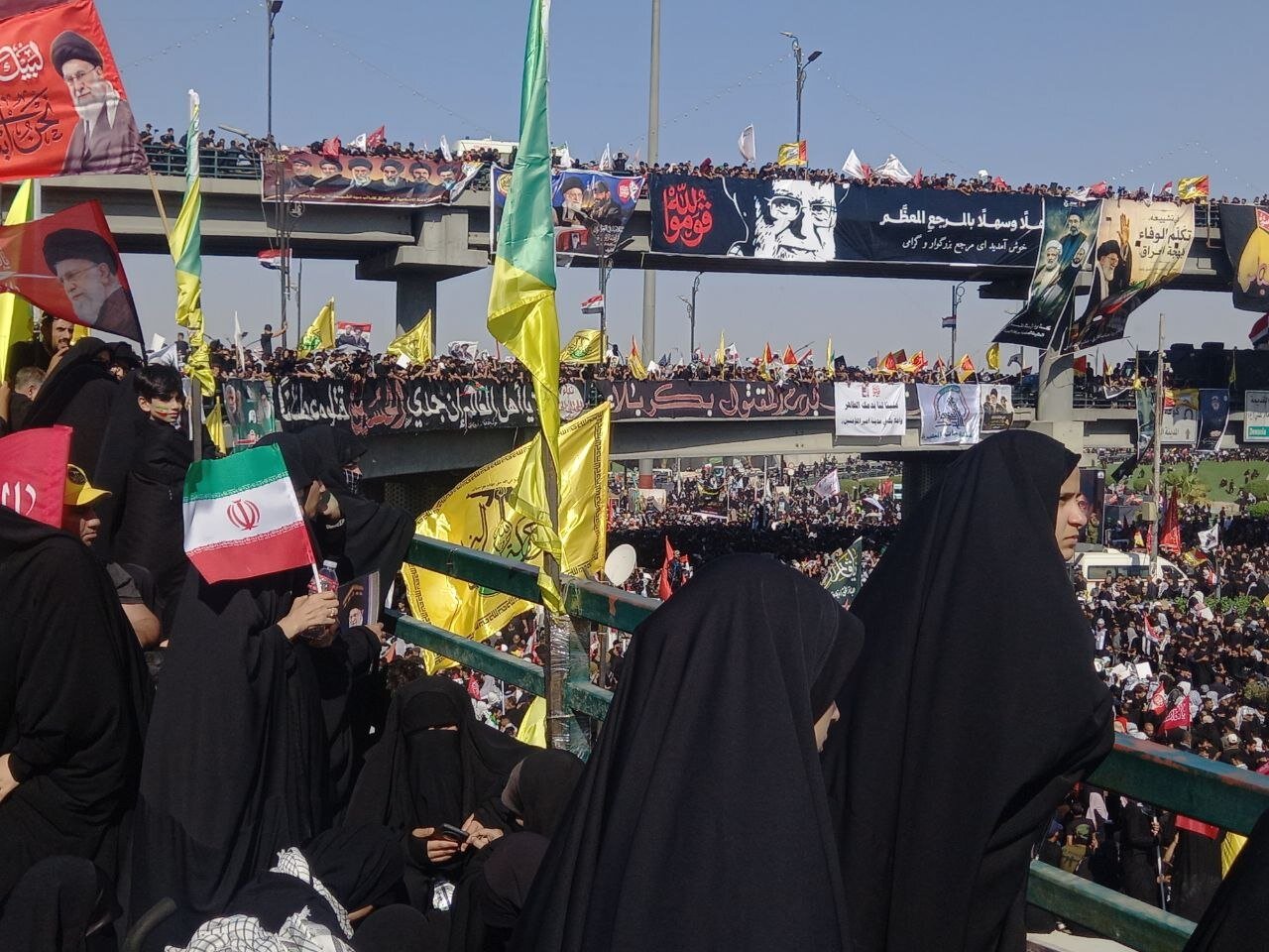 تصاویر شهید لاریجانی و طهرانی مقدم در دست تشییع کنندگان عراقی