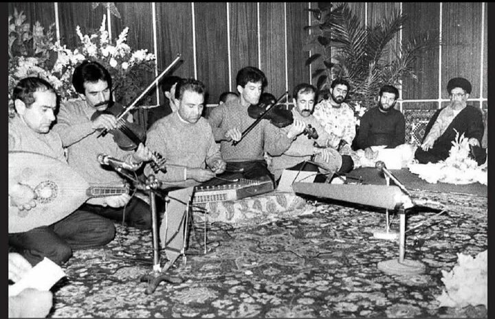 عکس دیده نشده از رهبر شهید در میان نوازندگان و سازها