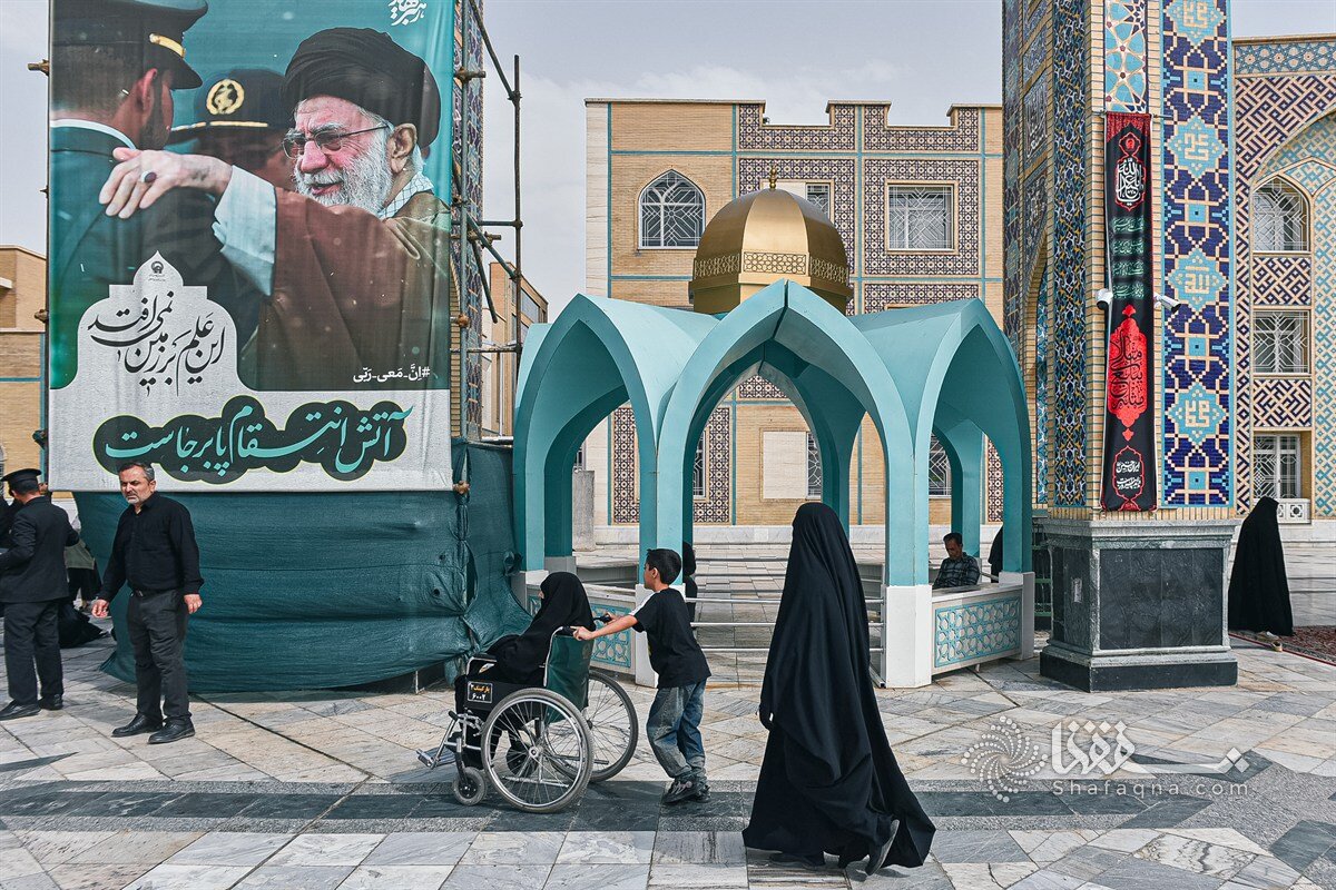 حالوهوای مشهد در آستانه مراسم خاکسپاری رهبر شهید | عزاداری زائران در محل احتمالی مراسم تدفین
