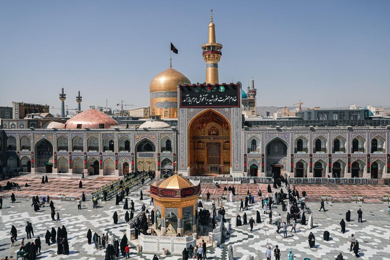 حال‌وهوای مشهد در آستانه مراسم خاکسپاری رهبر شهید | عزاداری زائران در محل احتمالی مراسم تدفین