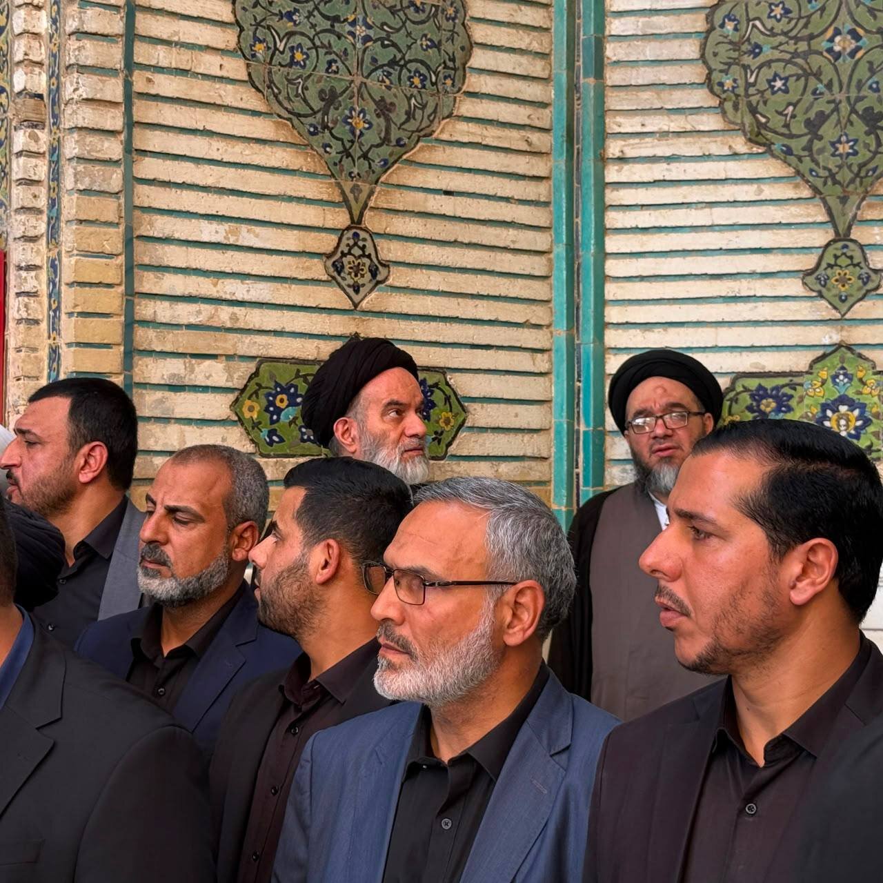 تصویری از فرزندان آیت‌الله سیستانی در مراسم تشییع رهبر شهید در حرم امام علی (ع)