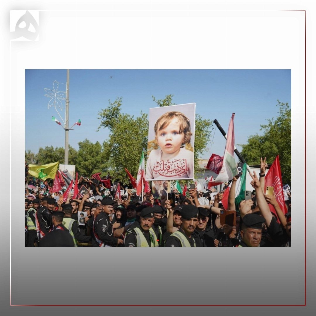 عکس نوهٔ رهبر شهید بر دستان عزاداران عراقی