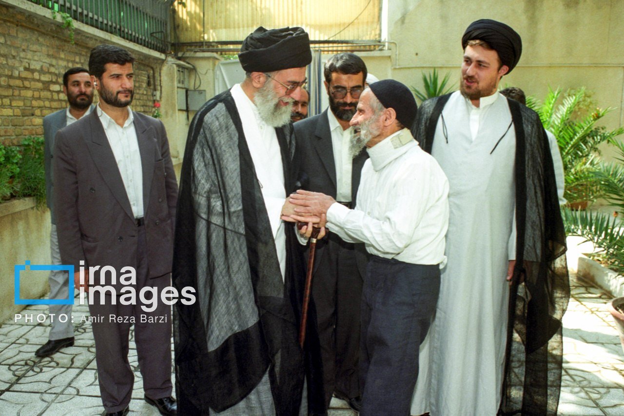 همشهری آنلاین &#۸۲۱۱; تصویر دیده نشده از رهبر شهید در بیت امام خمینی (ره) در سال ۱۳۷۸