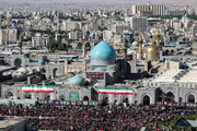 نمایی متفاوت از طواف پیکر رهبر شهید بر گرد ضریح مطهر امام رضا علیه‌السلام