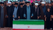 فرد با چهره کاملا پوشیده در آخرین مراسم تشییع رهبر شهید کیست؟ + ویدئو | تصاویری که وایرال شد