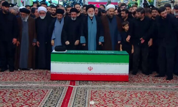 اقامه نماز بر پیکر رهبر شهید توسط آیت‌الله سیدمصطفی خامنه‌ای + ویدئو
