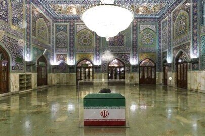 اولین عکس از آرامگاه ابدی رهبر شهید در رواق دارالذکر حرم امام رضا(ع) | ببینید