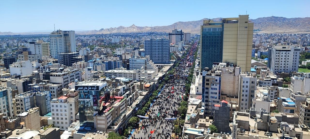 وضعیت مشهد در آستانه شروع مراسم تشییع رهبر شهید + فیلم و عکس