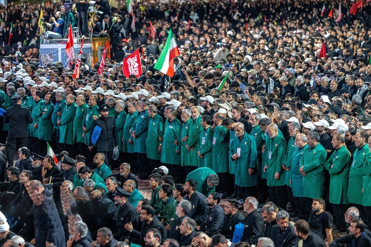 اقامه نماز بر پیکر رهبر شهید انقلاب در حرم رضوی