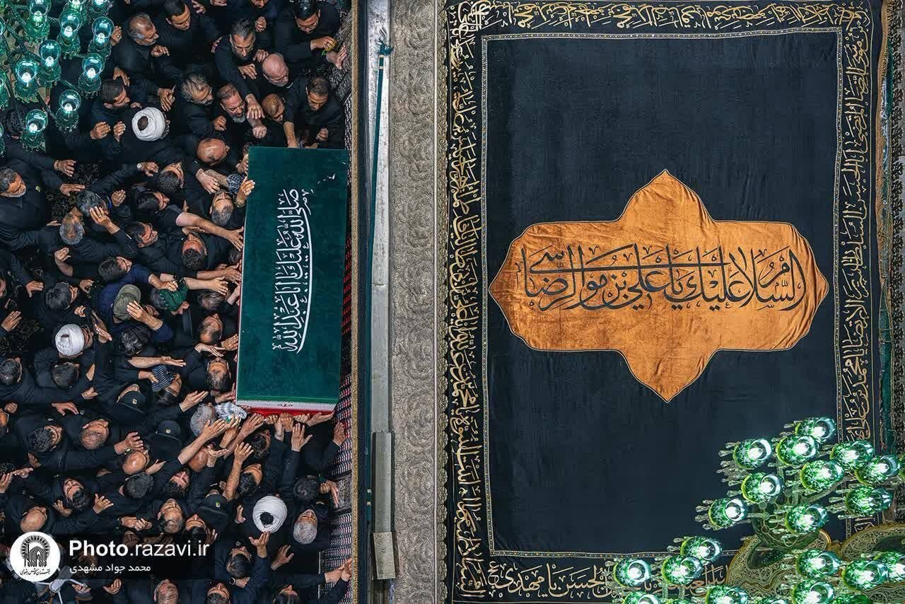 نمایی متفاوت از طواف پیکر رهبر شهید بر گرد ضریح مطهر امام رضا علیه‌السلام
