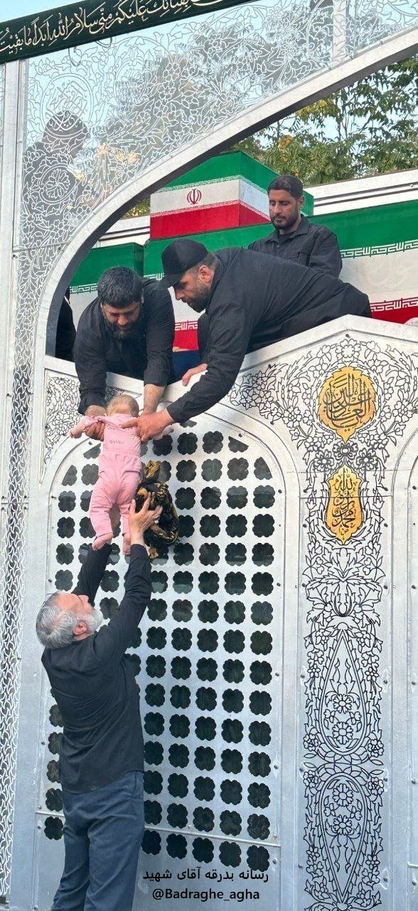 نوزادی که به زیارت زهرای ۱۴ ماهه رفت! ؛ عکسی تاثیرگذار از مراسم تشییع رهبر شهید