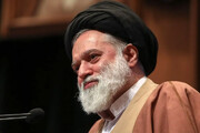 لحظه حضور آیت الله سیدمصطفی خامنه‌ای در مراسم چهلمین روز تشییع رهبر شهید+ ویدئو