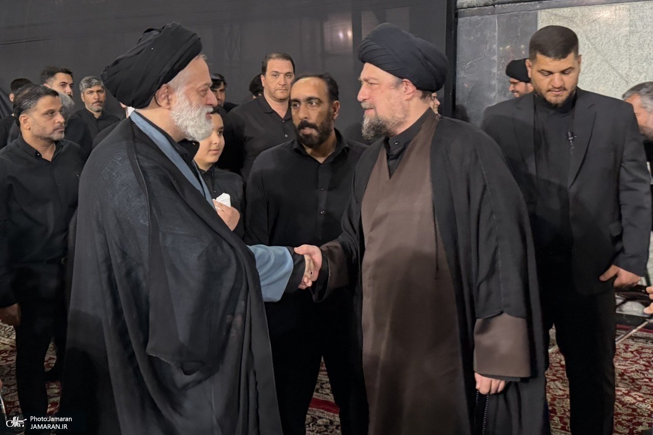 سیدحسن خمینی و  سیدمصطفی خامنه‌ای در مراسم بزرگداشت رهبر شهید + تصاویر