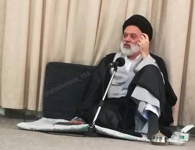 آیت الله سیدمصطفی خامنهای را بیشتر بشناسید + تصاویر | پسری که بر پیکر پدر شهید نماز خواند