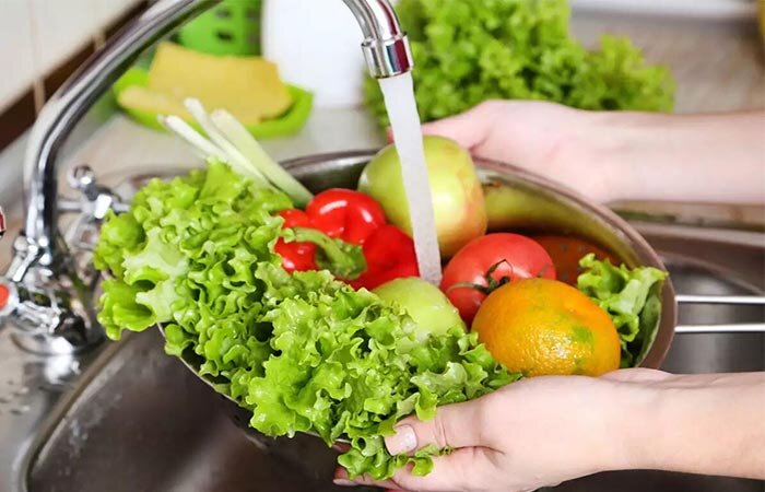 اشتباه رایج در شستن کاهو و سبزیجات؛ فقط آب گرفتن کافی نیست + روش درست شستشو
