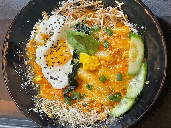 دوکبوکی، غذای خیابانی محبوب کره ایها؛ تند، پنیری و خوشمزه + روش تهیه