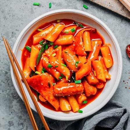 دوکبوکی، غذای خیابانی محبوب کره ای‌ها؛ تند، پنیری و خوشمزه + روش تهیه