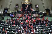 نمایندگان با پرچم سرخ به مجلس رفتند+ تصاویر | برگزاری نخستین جلسه علنی