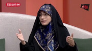 روایتی از یک صحنه دراماتیک در منزل کودک شهید میناب + ویدئو | واکنش احساسی خانم مجری