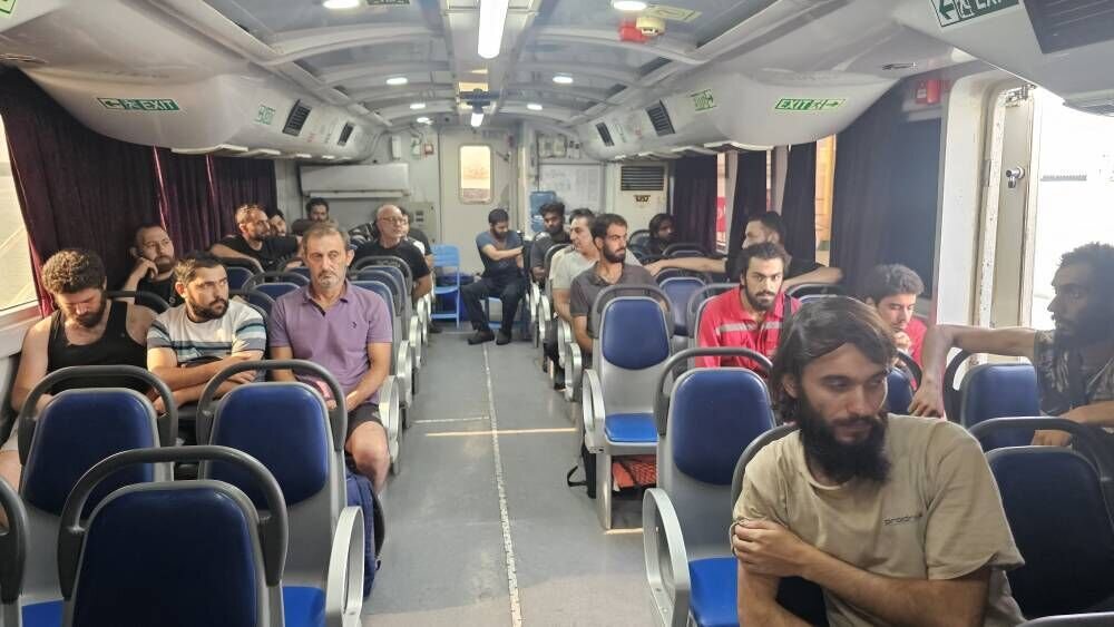 نجات ۲۳ خدمه خارجی کشتی در تنگه هرمز توسط ایران