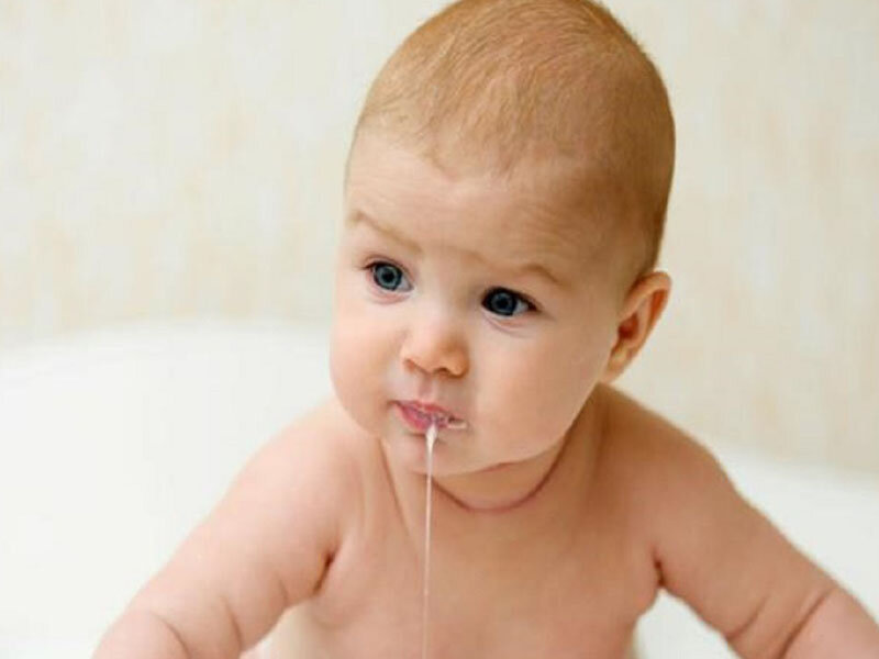 ریفلاکس نوزادان تا چه زمانی طبیعی است؟؛ علائم خطر و زمان مراجعه به متخصص