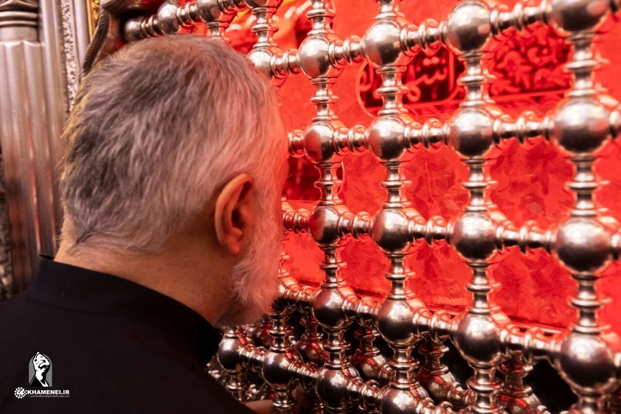 سیدمصطفی خامنه ای در حال زیارت مزار حضرت ابالفضل العباس(ع) | عکس
