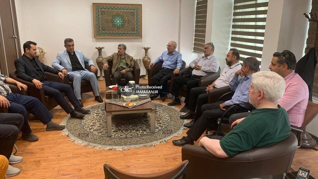 همشهری آنلاین &#۸۲۱۱; تصاویری از دیدار احمدی‌نژاد با دوستان و همکارانش