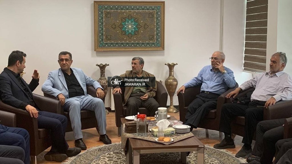 تصاویری از دیدار احمدی‌نژاد با دوستان و همکارانش