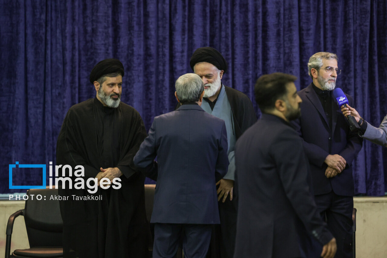 لحظه دیدار محمود احمدی نژاد با فرزندان رهبر شهید