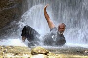 این عکس ها را ببینید و خنک شوید | همه با هم؛ آب‌تنی زیر آبشار گنج‌نامه