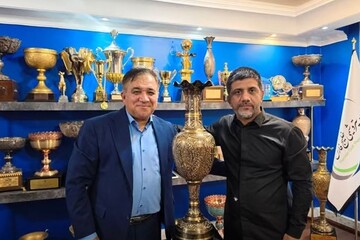 دبیر با جام استقلال به استقبال لیگ جدید رفت؛ پرسپولیس در راه است؟ | تراکتور هم وارد میدان می‌شود