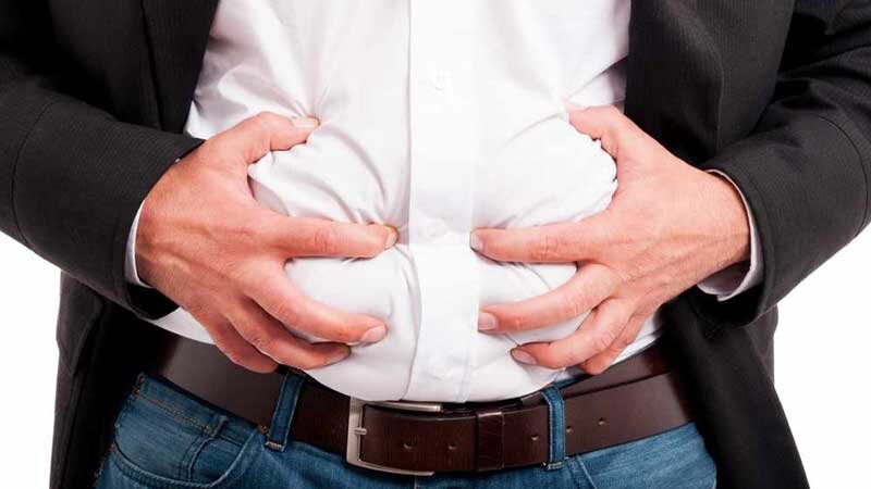 چرا بعد از نوشیدن آب نفخ می‌کنیم؟
