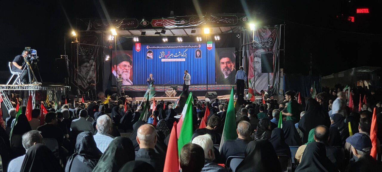 بزرگداشت رهبر شهید در میدان ولیعصر برگزار شد