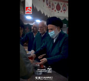 حضور فرزند ارشد رهبر شهید در چایخانه حرم امام رضا(ع) | ویدئو