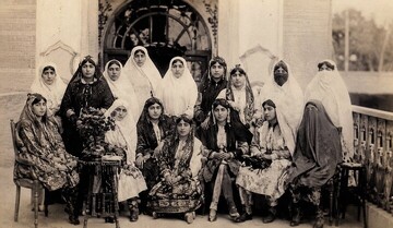 زنان قاجار به پیشنهاد شوهران خود به خیابان‌ ریختند تا با تظاهرات اعتراضی... | کسی اجازه بالا زدن نقاب آنها را نداشت