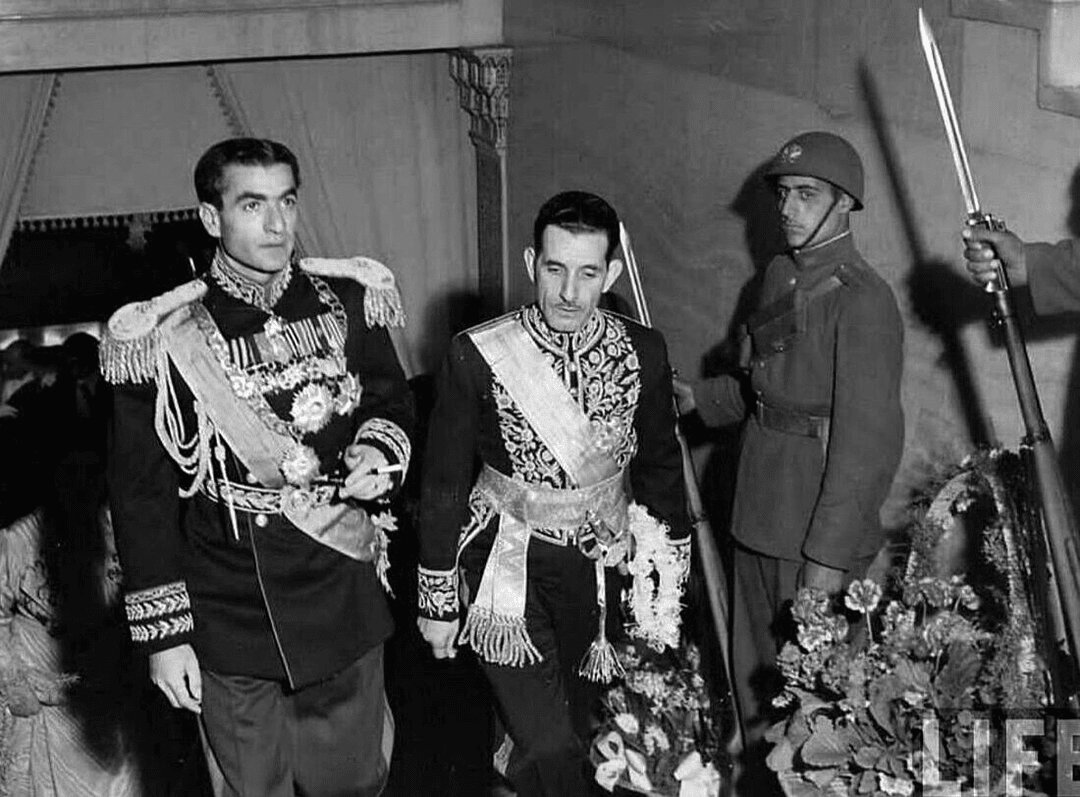شما ایرانیها عرضه اداره یک کارخانه سیمان را هم ندارید! | توافق برای برای روی کار آوردن یک «مرد مقتدر نظامی» | بحران سیاسی چگونه به نقطه انفجار رسید؟