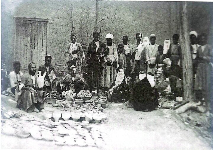 زنان قاجار به پیشنهاد شوهران خود به خیابان‌ ریختند تا با تظاهرات اعتراضی... | کسی اجازه بالا زدن نقاب آنها را نداشت