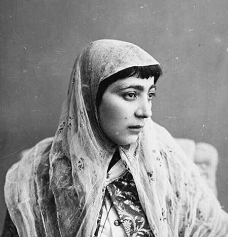 زنان قاجار به پیشنهاد شوهران خود به خیابان‌ ریختند تا با تظاهرات اعتراضی... | کسی اجازه بالا زدن نقاب آنها را نداشت