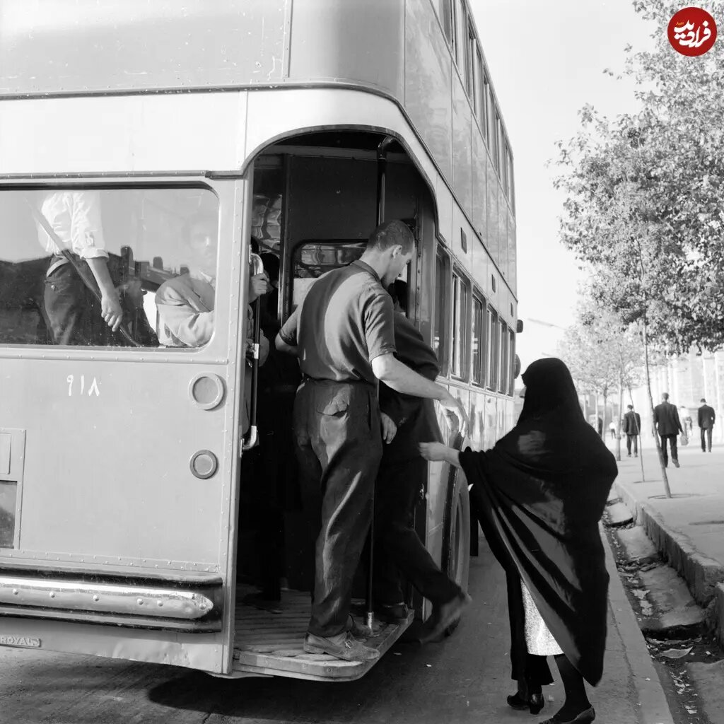 زن تهرانی در حال سوار شدن به اتوبوس دوطبقه؛ ۶۵ سال قبل