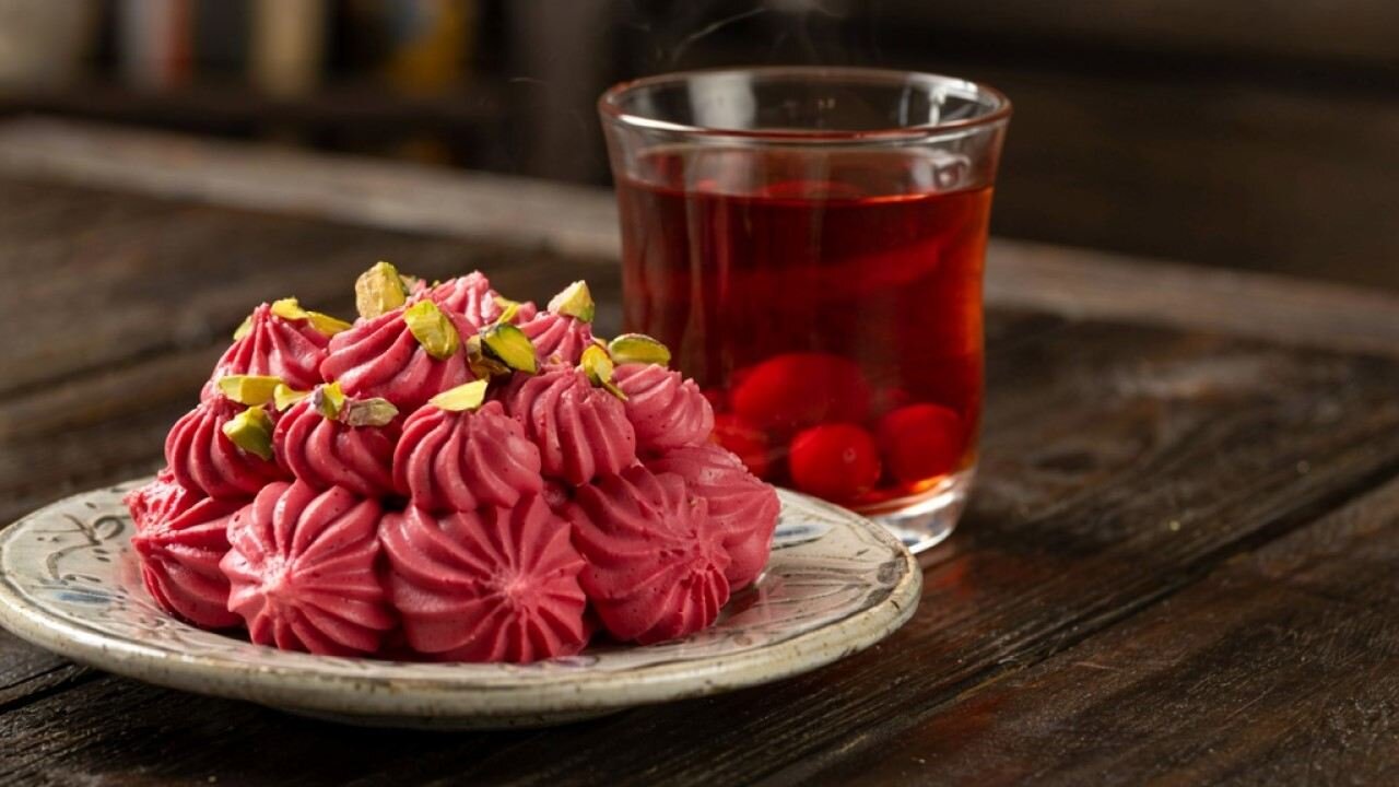 طرز تهیه حلوا آلبالو؛ دسر خوشرنگی که مهمانها را غافلگیر میکند حلوا آلبالو